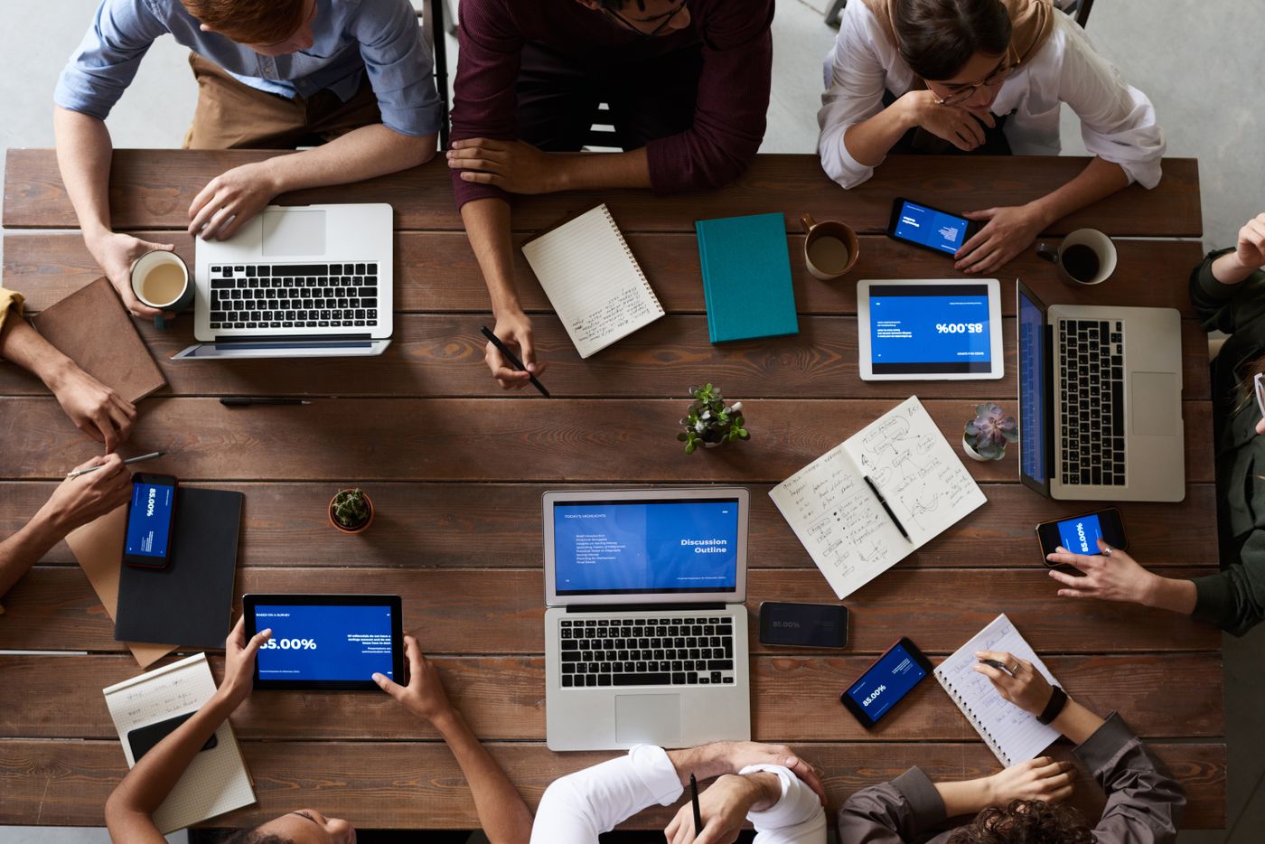Equipe trabalhando com documentos e computadores.